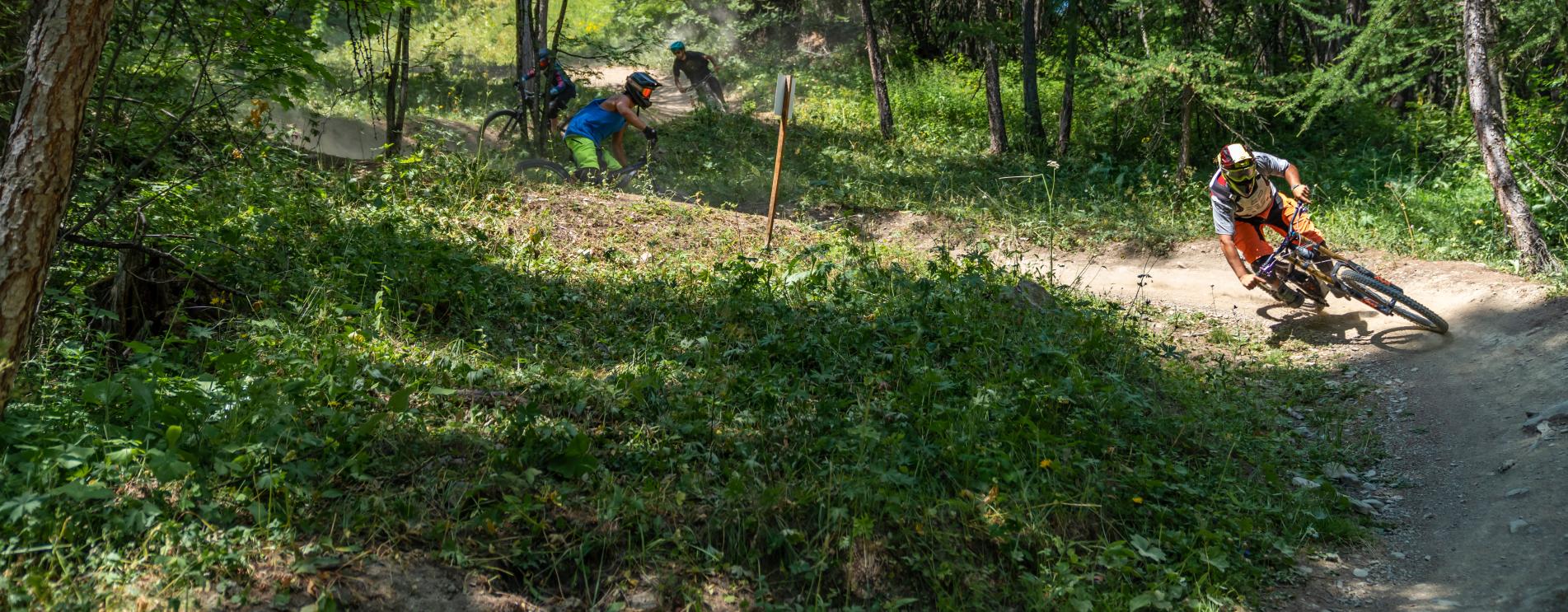 Hommes casqués en VTT sur un sentier